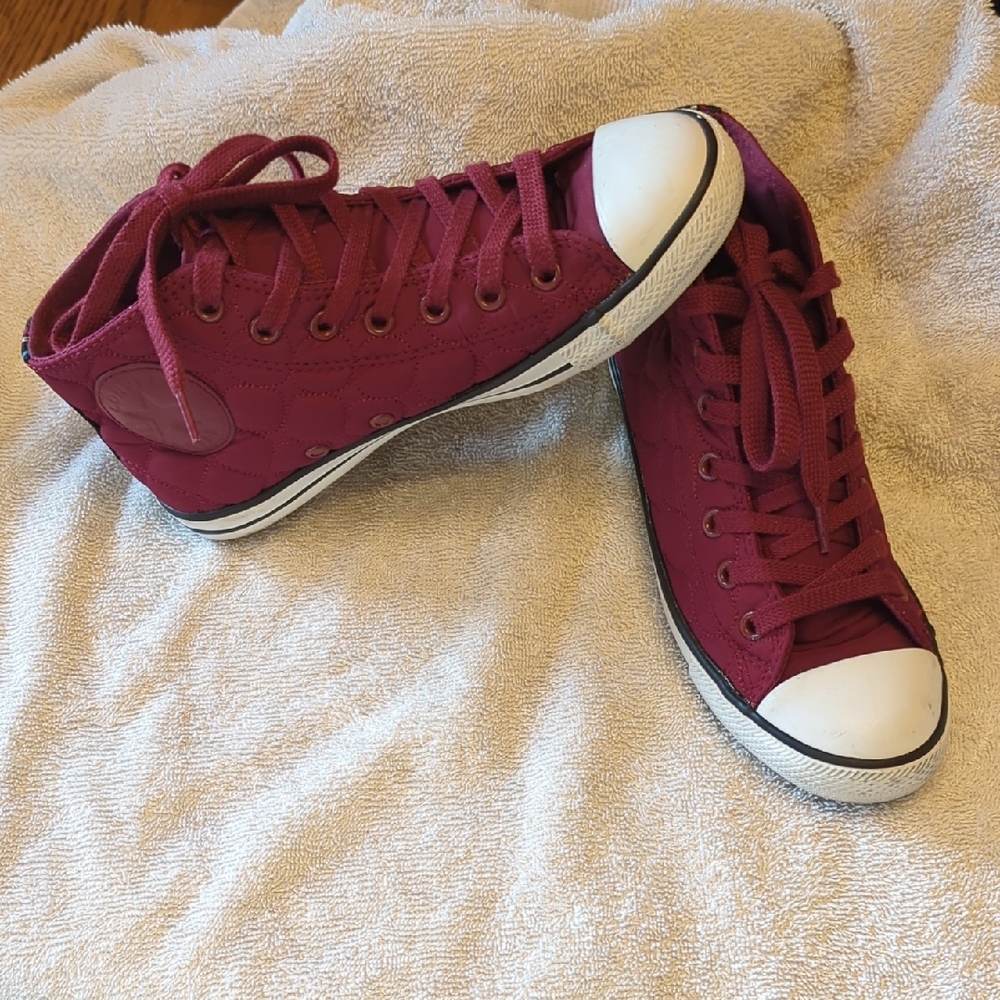 ❤️Women's Converse quilted Burgundy High-Top Sneakers size 5❤️  LIKE NEW!!!!❤️
